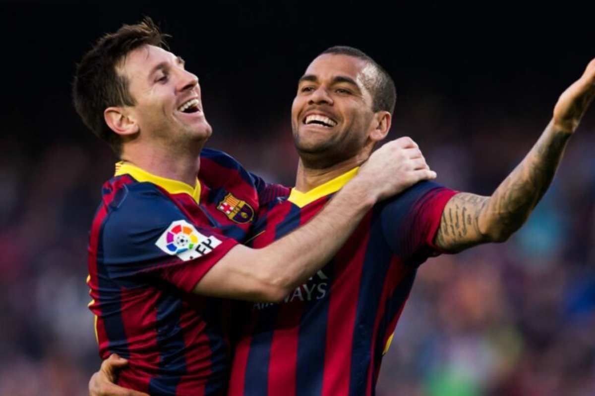 Dani Alves makes public plea to Messi: "Return to Barcelona"