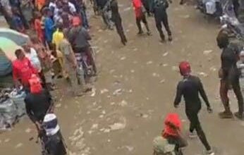 Unknown Gunmen hailed by residents of Ariaria Market, Aba (Video)