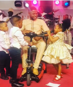 “I Must Born Triplets, Na Who Go Give Me Belle Remain” - Netizens Reacts To Heartwarming Video Of Yinka Ayefele And His Triplets On Stage