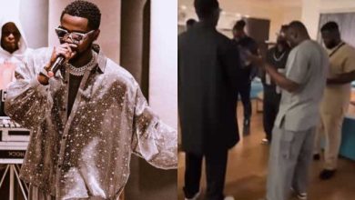 "Putting God first"- Videos of Kizz Daniel leading prayer, applauding Ubi Franklin for making him a millionaire in 2022 amazes many