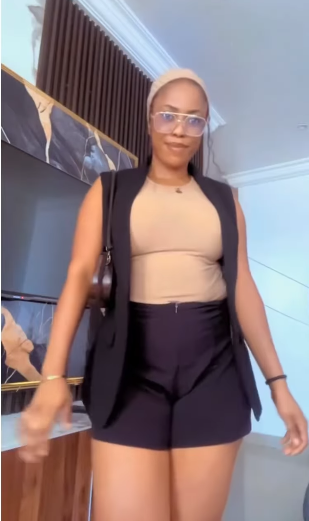 Lady vents, shows off outfit that made usher send her out of church